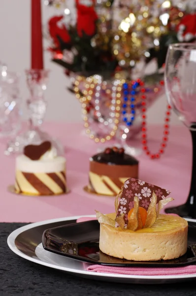 Romantiska dukningen med desserter — Stockfoto