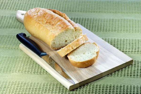 Нарезанный хлеб на доске — стоковое фото