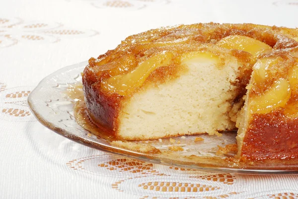 Sliced upside down pear cake on glass plate — Stock Photo, Image