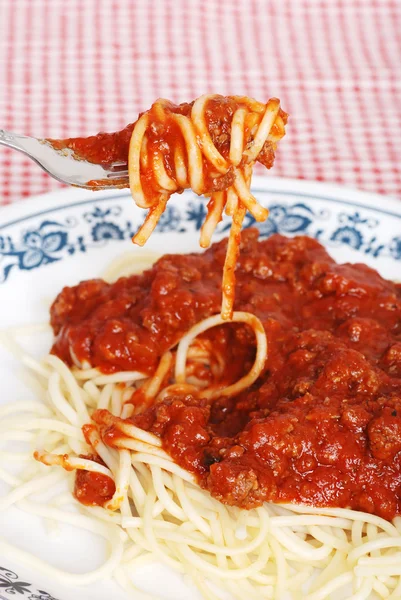 Спагетти и мясной соус на вилке — стоковое фото