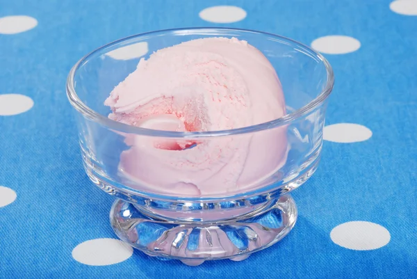 Клубничное мороженое в миске — стоковое фото