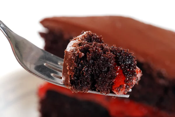Tarta de chocolate con fresa en un tenedor —  Fotos de Stock