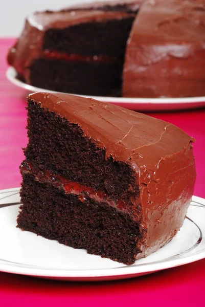 イチゴ充填二重チョコレート ケーキ — ストック写真
