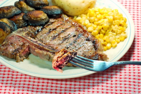 T bone steak på en gaffel — Stockfoto