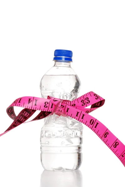 Fita métrica arco na garrafa de água — Fotografia de Stock