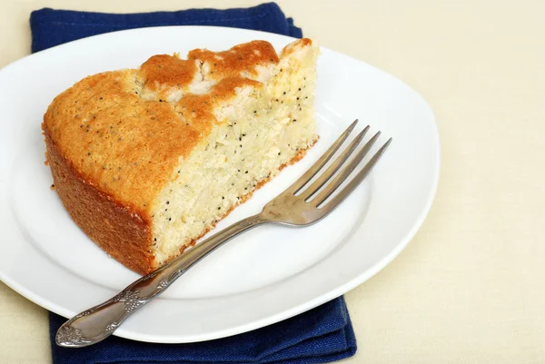 Tranche savoureuse de gâteau de graines de pavot citron — Photo