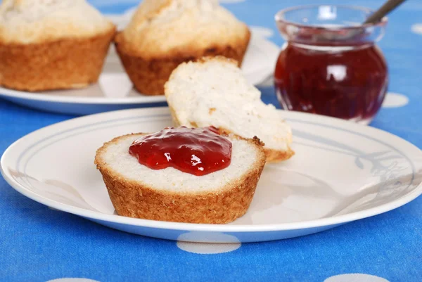 Tea biscuit with raspberry jam — Stock Photo, Image