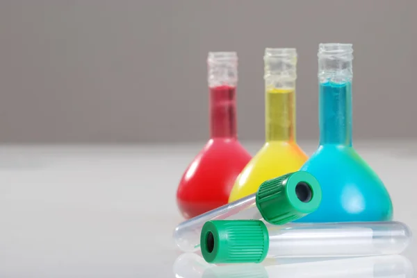 Trzy kolby kolorowy laboratorium — Zdjęcie stockowe