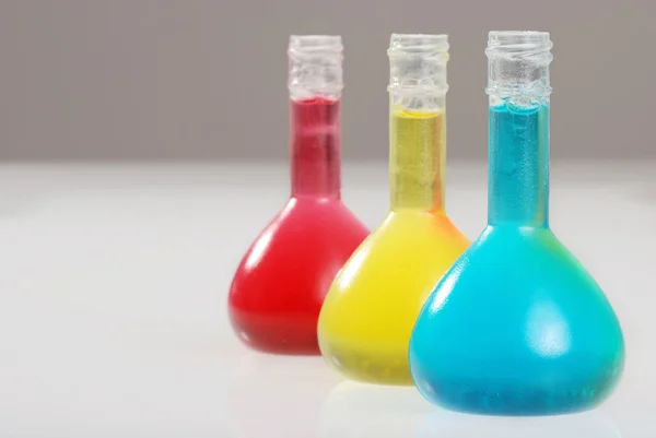 Tres coloridos frascos de laboratorio —  Fotos de Stock