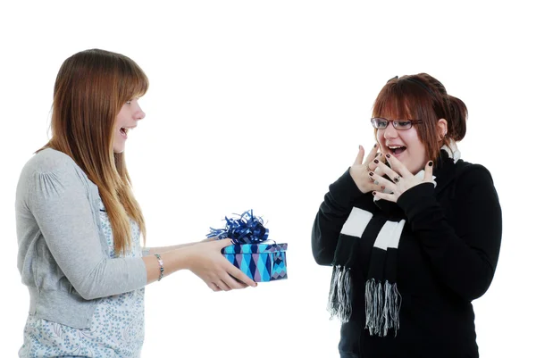 Adolescente feminino dando a sua irmã um presente — Fotografia de Stock