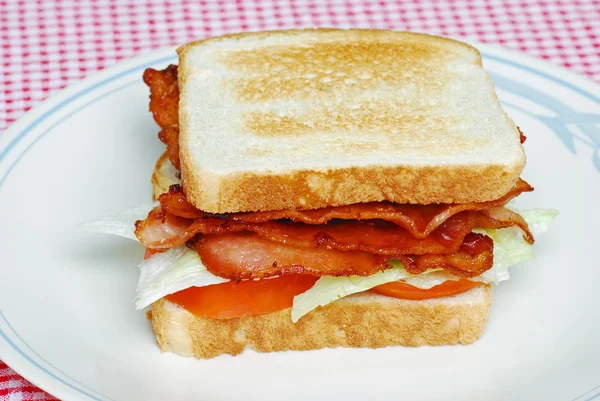 Ψημένα μπέικον μαρούλι και ντομάτα σάντουιτς — Φωτογραφία Αρχείου