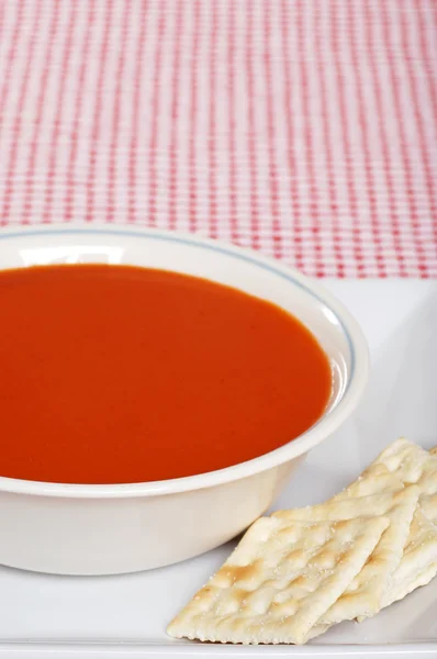 Tomatensuppe mit Crackern — Stockfoto