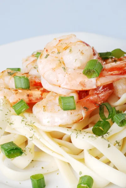 Top view shrimp with spring onions and noodles shallow dof — Stock Photo, Image