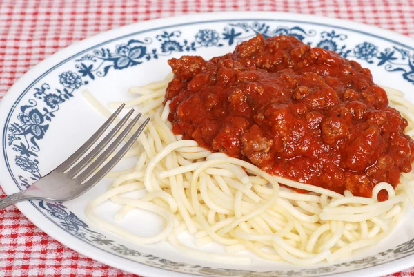 Bovenaanzicht spaghetti met saus voor vlees — Stockfoto