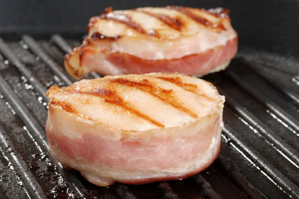 Deux poulet enveloppé de bacon sur le gril — Photo