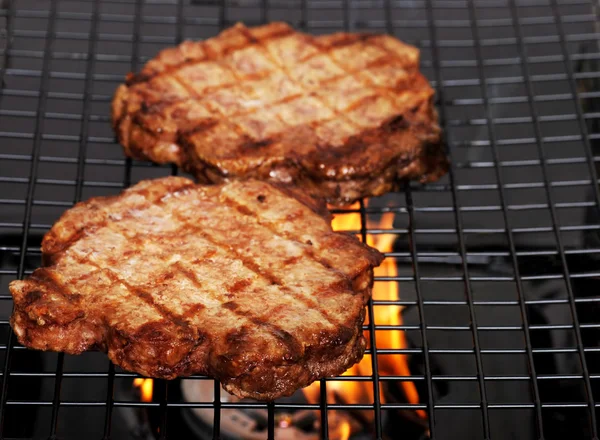 Deux hamburgers barbecue avec flammes — Photo