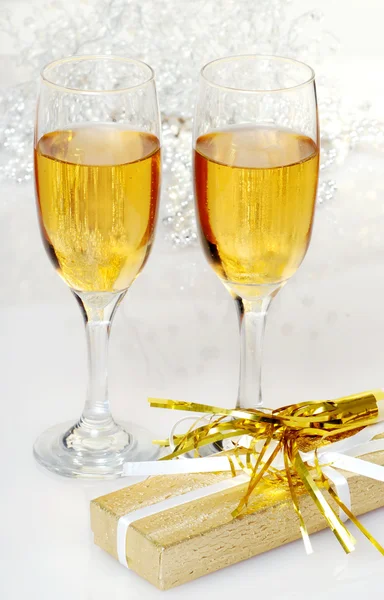 Two glasses of champagne with present and horn — Stock Photo, Image