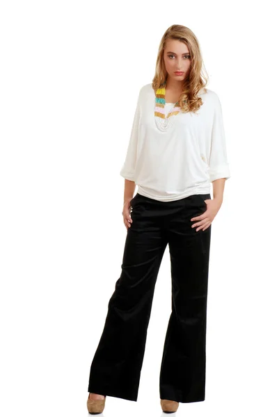 Mujer rubia adolescente con pantalones negros y top blanco —  Fotos de Stock