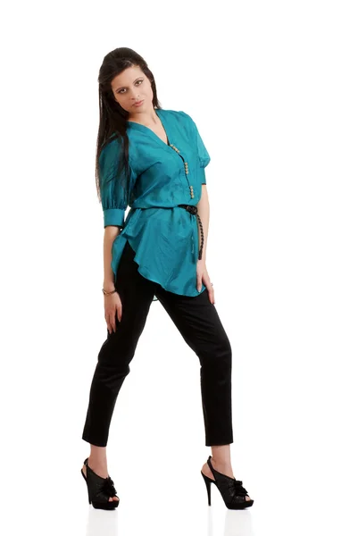 Mulher hispânica vestindo calças pretas e top azul — Fotografia de Stock