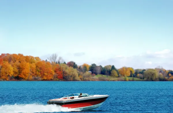 Motorbootfahren auf einem Herbstsee — Stockfoto