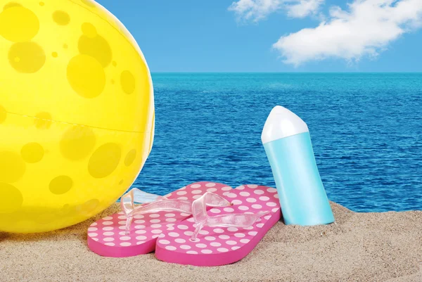 Beach ball sandals and suntan lotion — Stock Photo, Image