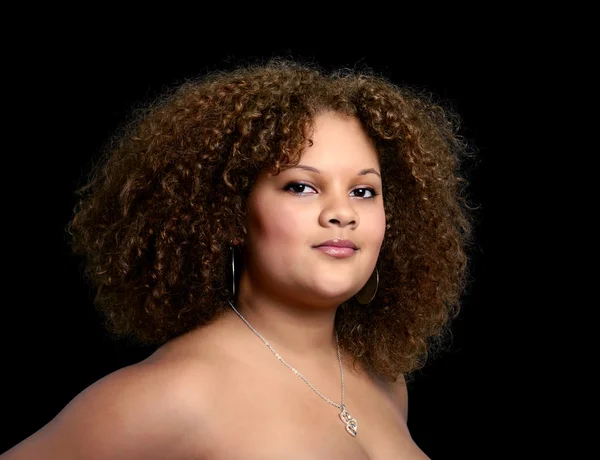 ダイヤモンド ハートネックレス黒の背景を持つ若い黒人女性 — ストック写真