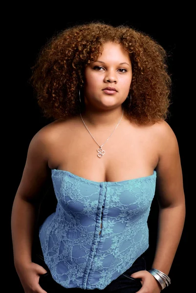 Mladá černá žena nosí modrý korzet a náhrdelník — Stock fotografie