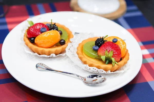 Kuchen mit frischen Früchten — Stockfoto