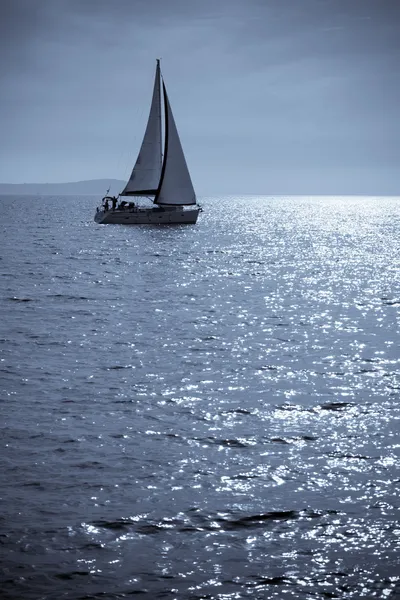 Einsames Segelboot — Stockfoto