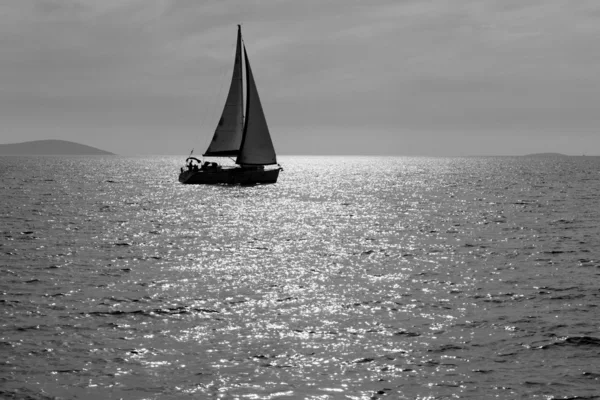 Samotny jacht — Zdjęcie stockowe