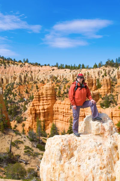 Mujer viendo Bryce Canyon — Foto de Stock
