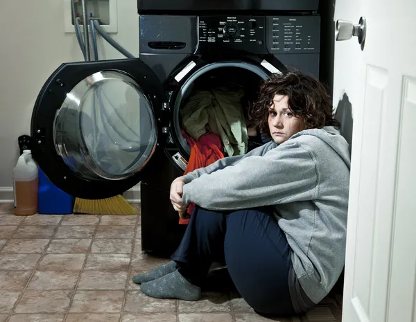 虐待されて後彼女の洗濯室で泣いている女性 — ストック写真