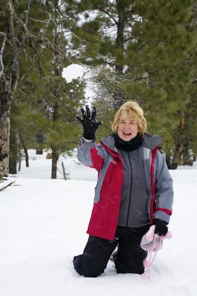 Ενεργό Συνταξιούχος Γυναίκα Παίζει Στο Χιόνι Και Ρίχνουν Χιονόμπαλες — Φωτογραφία Αρχείου