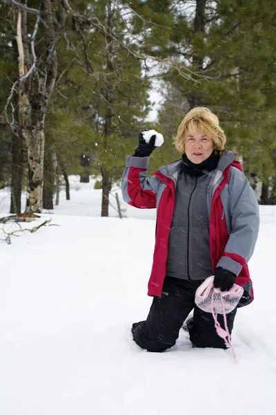 Ενεργό Συνταξιούχος Γυναίκα Παίζει Στο Χιόνι Και Ρίχνουν Χιονόμπαλες — Φωτογραφία Αρχείου