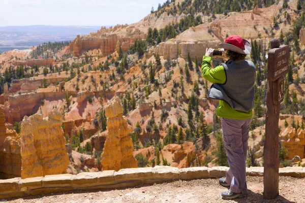 Vrouwelijke Toeristische Nemen Een Foto Van Het Landschap Bryce Canyon — Stockfoto