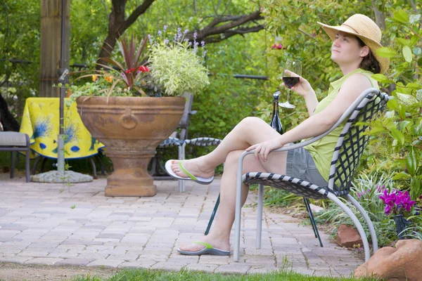 Relaxing in the garden — Stock Photo, Image