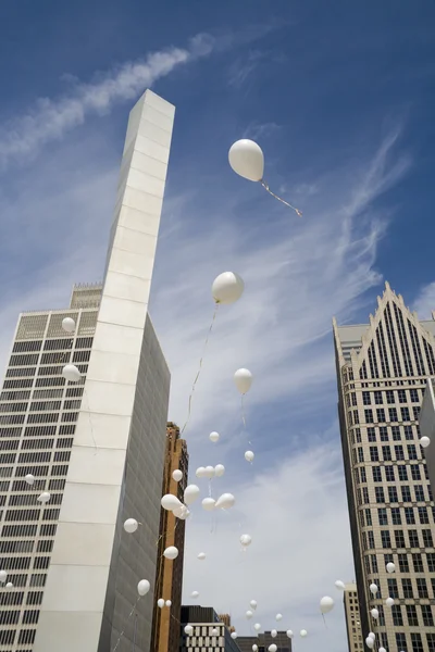 Baloons in the city — Stock Photo, Image