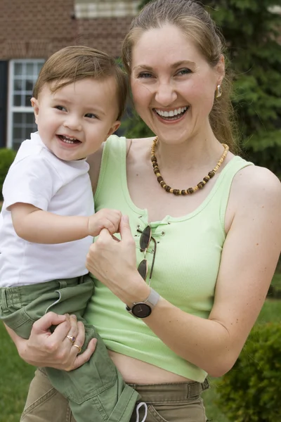 Onun oğlu serisi ile mutlu anne — Stok fotoğraf