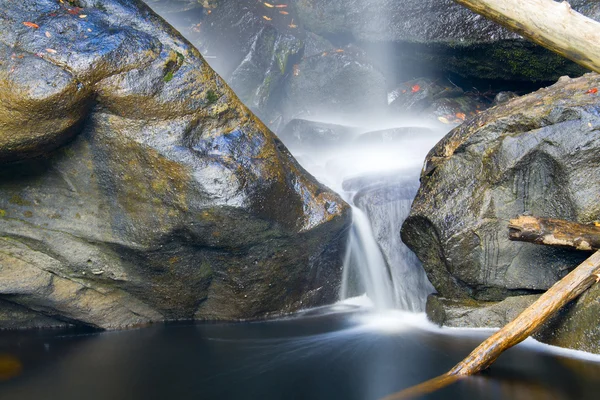 Rocas y agua — Foto de Stock