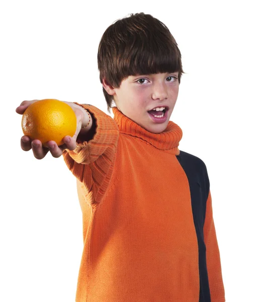 Niño ofrece naranja — Foto de Stock