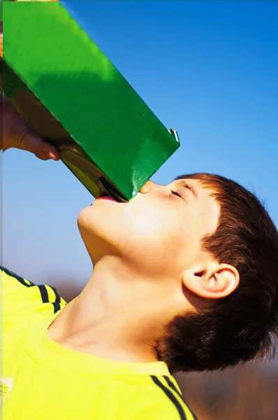 Chlapec pití — Stock fotografie