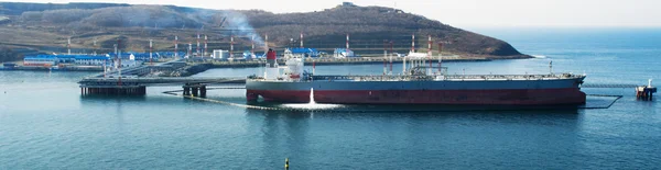 Погрузка танкера нефтью — стоковое фото