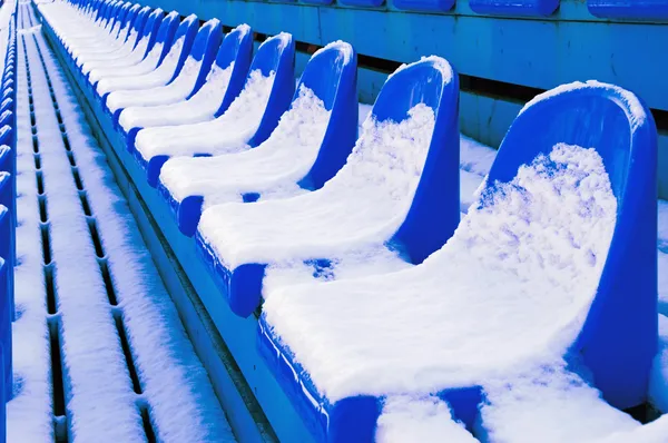 Синие скамейки 3 — стоковое фото