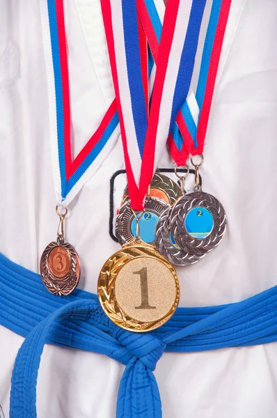 Atractivo Adolescente Usando Medalla Ganadora Alrededor Cuello — Foto de Stock