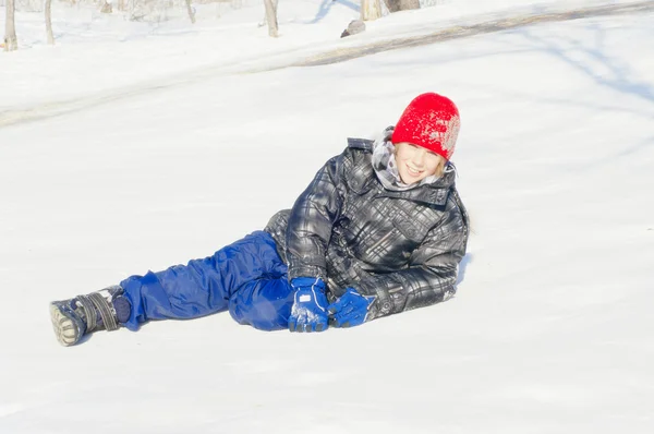 Niño en la nieve —  Fotos de Stock