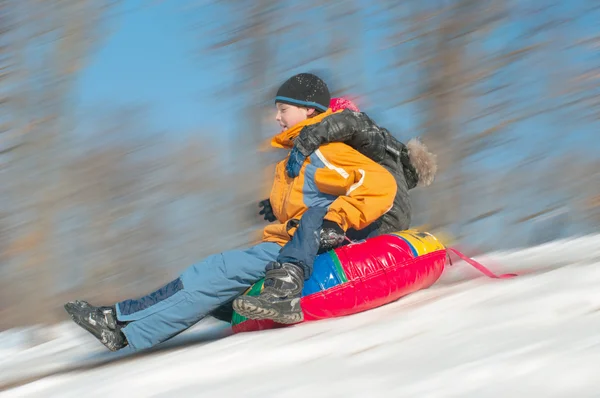 孩子们玩得开心一起滑下坡上一个令人愉快的冬日 — 图库照片