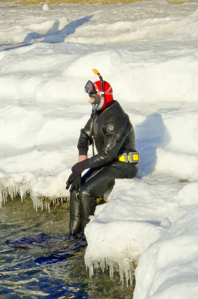 Potápěč Vodě Bílého Ledu Zimě — Stock fotografie