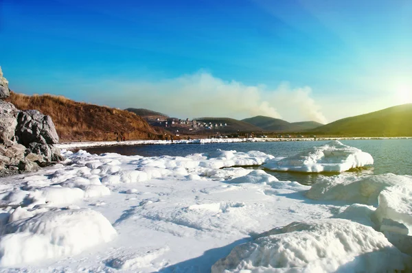 Zee Met Ices Winter Tegen Een Stad Rook — Stockfoto