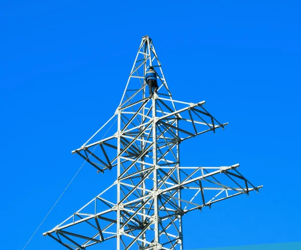 塔のパイロンに仕事で電源ラインマン — ストック写真