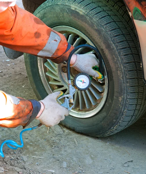 Inflate The Tyre — Stock Photo, Image